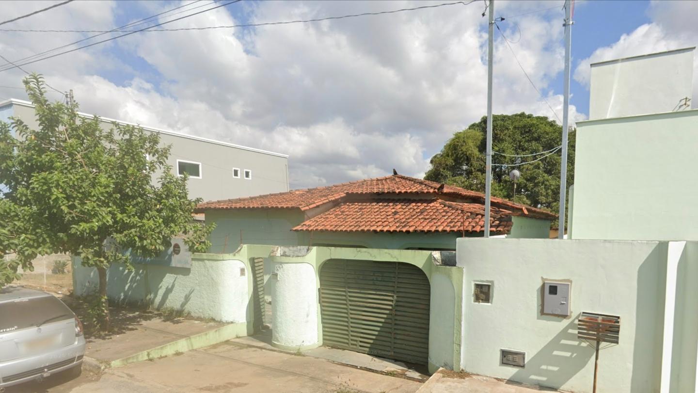 Casa com 600M² contando com 4 quartos, 2 banheiros e uma garagem em Vapabucu - Sete Lagoas/MG