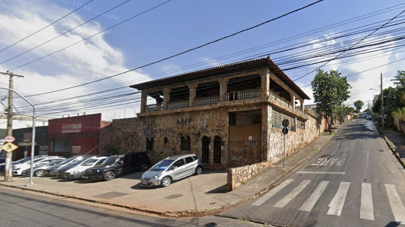 Oportunidade-Casa edificada em terreno com área total de 536,45 m², situada na Avenida Olinto Meireles, nº 1.220-A, Bairro Santa Cruz, Belo Horizonte/MG.