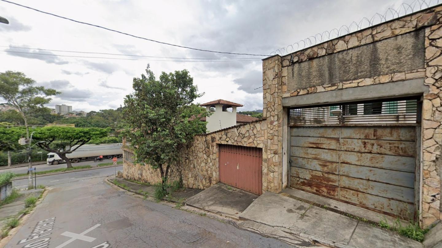 Oportunidade-Casa edificada em terreno com área total de 536,45 m², situada na Avenida Olinto Meireles, nº 1.220-A, Bairro Santa Cruz, Belo Horizonte/MG.