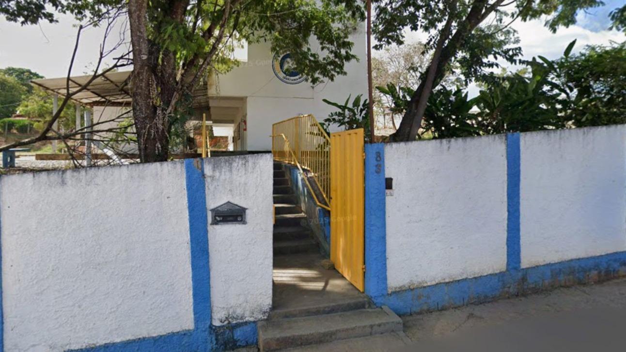 Oportunidade-Imóvel Comercial utilizado por escola, localizado à Rua Vinte e Sete, nº 83, Centro Iguatama / MG. Terreno com área de 4.972 m² com diversas benfeitorias.