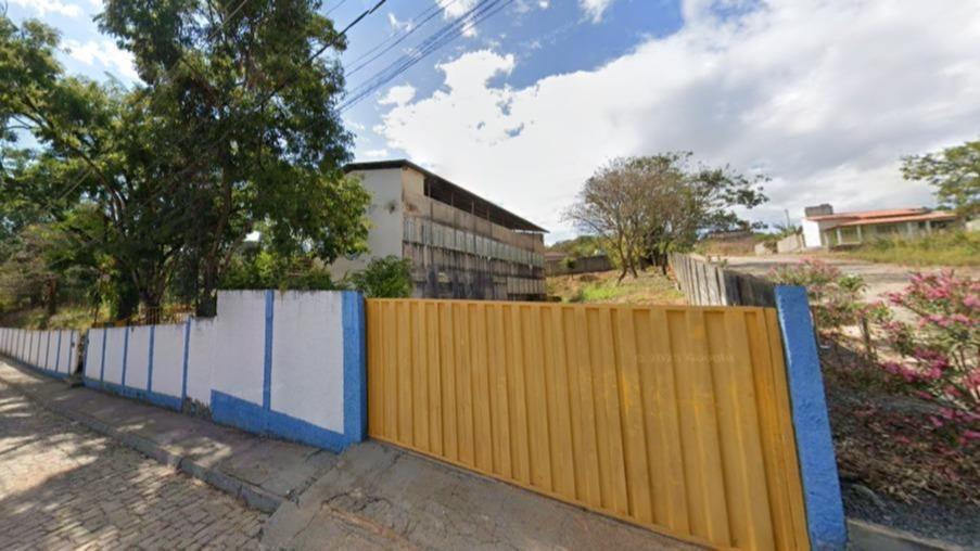 Oportunidade-Imóvel Comercial utilizado por escola, localizado à Rua Vinte e Sete, nº 83, Centro Iguatama / MG. Terreno com área de 4.972 m² com diversas benfeitorias.