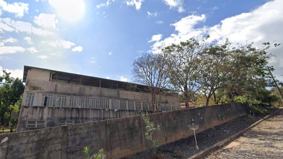 Oportunidade-Imóvel Comercial utilizado por escola, localizado à Rua Vinte e Sete, nº 83, Centro Iguatama / MG. Terreno com área de 4.972 m² com diversas benfeitorias.