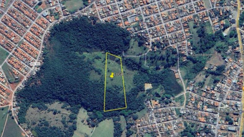 Terreno com área total de 21.100,00 m², entre os bairros Jardim Califórnia e Parque das Colinas. Três Corações/MG