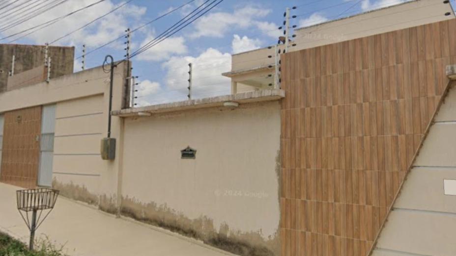 Um prédio residencial em Pedra Branca/CE.