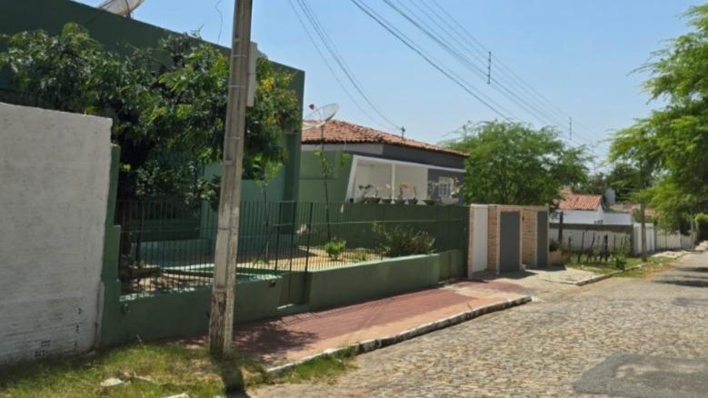 Casa residencial, situada na Avenida Peregrino Filho, nº 701, Patos/PB.