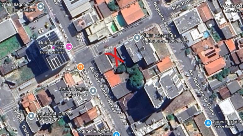 Casa em terreno com área total de 300 m², localizada na Rua Professor Jones, nº 1125, em excelente localização.