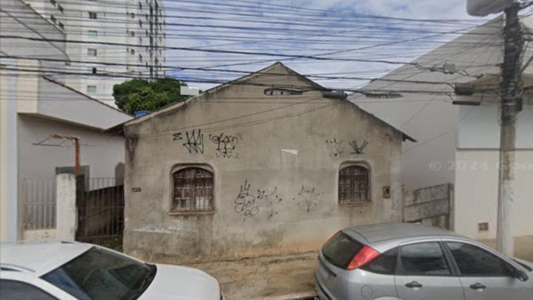 Casa em terreno com área total de 300 m², localizada na Rua Professor Jones, nº 1125, em excelente localização.
